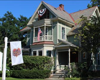 Heart of the Village Inn, Modern Vermont Bed & Breakfast - Shelburne - Building