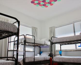 Rich & Poor Hostel Albufeira - البوفيرا - غرفة نوم