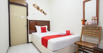 RedDoorz near Tugu Pahlawan Surabaya - Surabaya - Bedroom