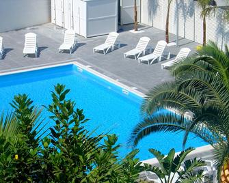 Hotel La Terrazza - 巴列塔 - 游泳池