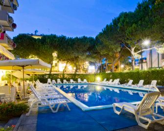 Hotel Metropol - קאורלה - בריכה