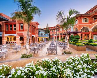 كلوب ميجا ساراي - شامل جميع الخدمات - بيليك - شرفة مرصوفة