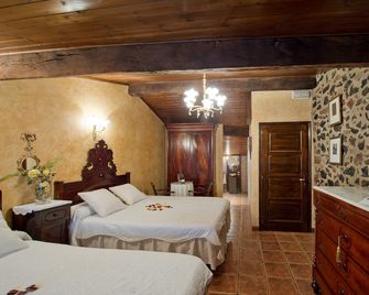 La Casa dels Poetes - Santa Pau - Habitación