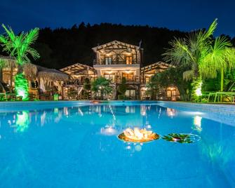 Simon King - Vourvourou - Piscina