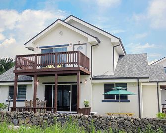 Seogwipo Atiae Pension - Seogwipo - Building