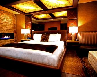 The Champagne Lodge & Luxury Suites - Willowbrook - Bedroom