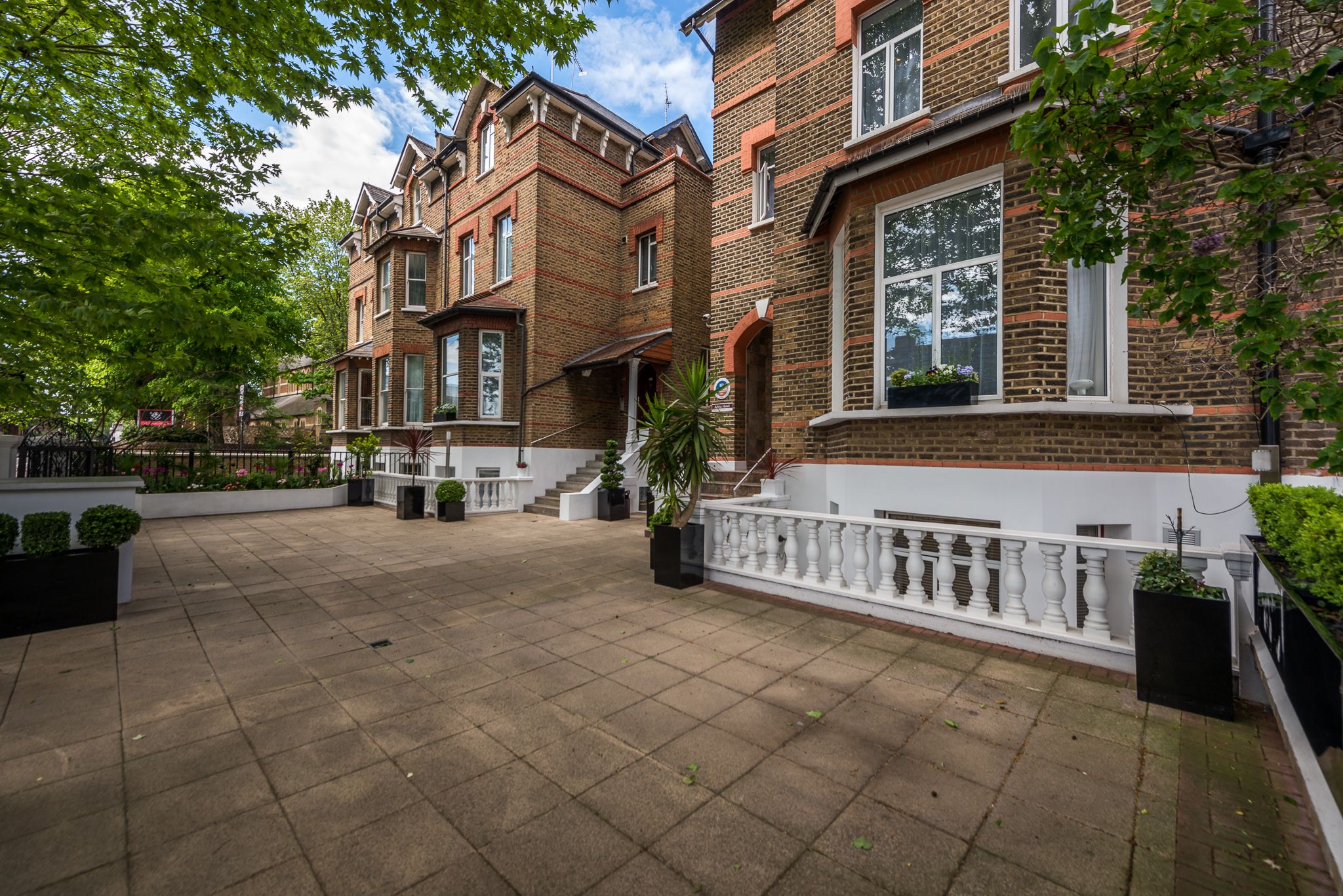 Adria Hotel - London - Building