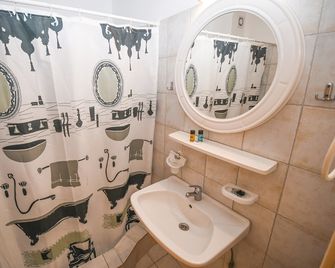 Vanessa Hotel - Kalamaki - Bathroom