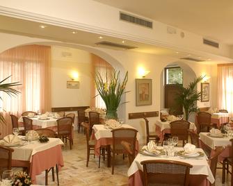 Hotel Residence Villa Marzia - Marina Di Pietrasanta - Restaurant