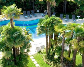 佛洛拉派克酒店 - 里瓦德加爾達 - 加爾達湖濱 - 游泳池