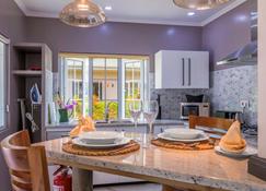 Felicie Cottage & Residence - Anse Royale - Kitchen