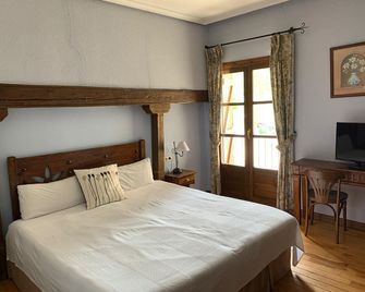 Hotel Charle - Jaca - Habitación