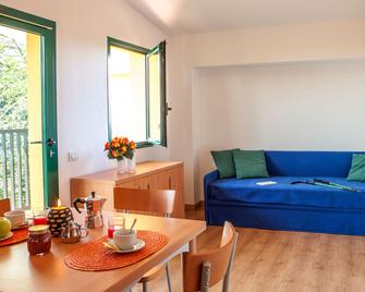 Residence Miravalle E Stellalpina - Valdobbiadene - Wohnzimmer