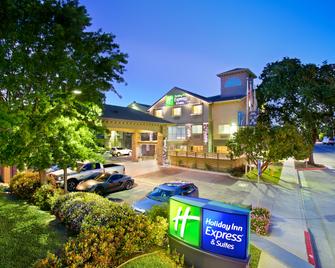 Holiday Inn Express & Suites Paso Robles - Paso Robles - Building