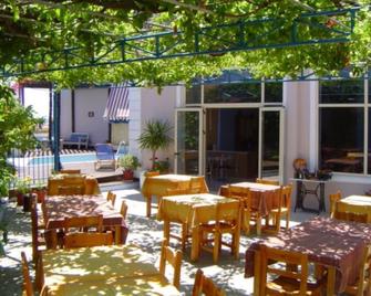 Hotel Kourkoumelata - Metaxata - Servicio de la propiedad