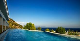 Mitsis Family Village Beach Hotel - Kardamena - Bể bơi