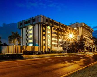 Clarion Inn and Suites Miami International Airport - Miami Springs - Edificio