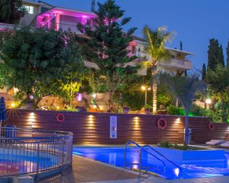 Koukounaria Hotel & Suites - זאקינתוס (עיר) - בריכה