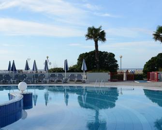 Aparthotel Imperial - Bibione - Piscina