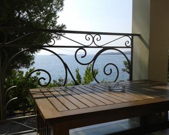 Niriides - Galaxidi - Patio