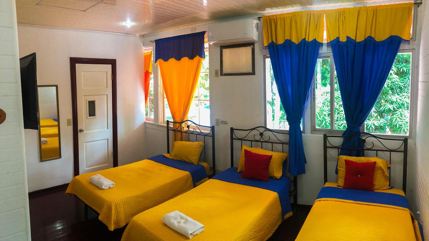 هوستال أمادور فاميليار