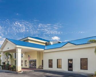 Days Inn & Suites by Wyndham Lakeland - Lakeland - Building