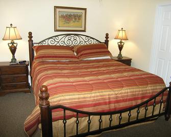 Black Forest Bed & Breakfast - Helen - Bedroom