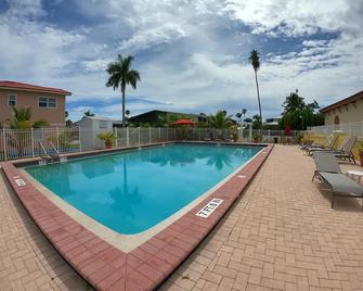 Captain's Table Hotel - Everglades City - Pool