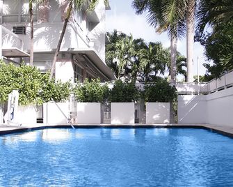 Crest Hotel Suites - Miami Beach - Pool