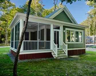 Sandbanks Summer Village Cottages - Picton - Building