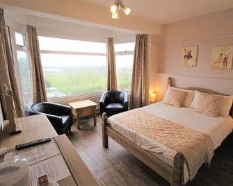 The Grand Hotel by Paymán Club - Skegness - Bedroom