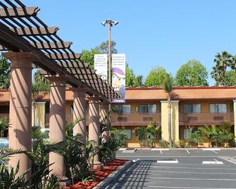 Stanford Inn & Suites Anaheim - Anaheim - Gebäude
