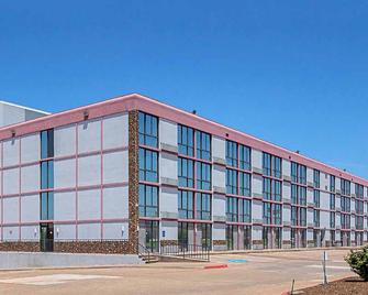 Magnuson Grand Desoto - DeSoto - Building