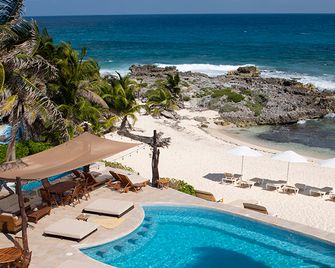 Hotel Playa La Media Luna - Isla Mujeres - Pool