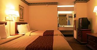Regency Inn & Suites - Macon - Bedroom