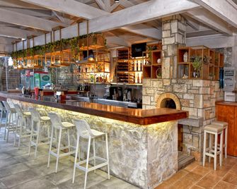 Georgia's Garden by Omilos Hotels - הרקליון - בר