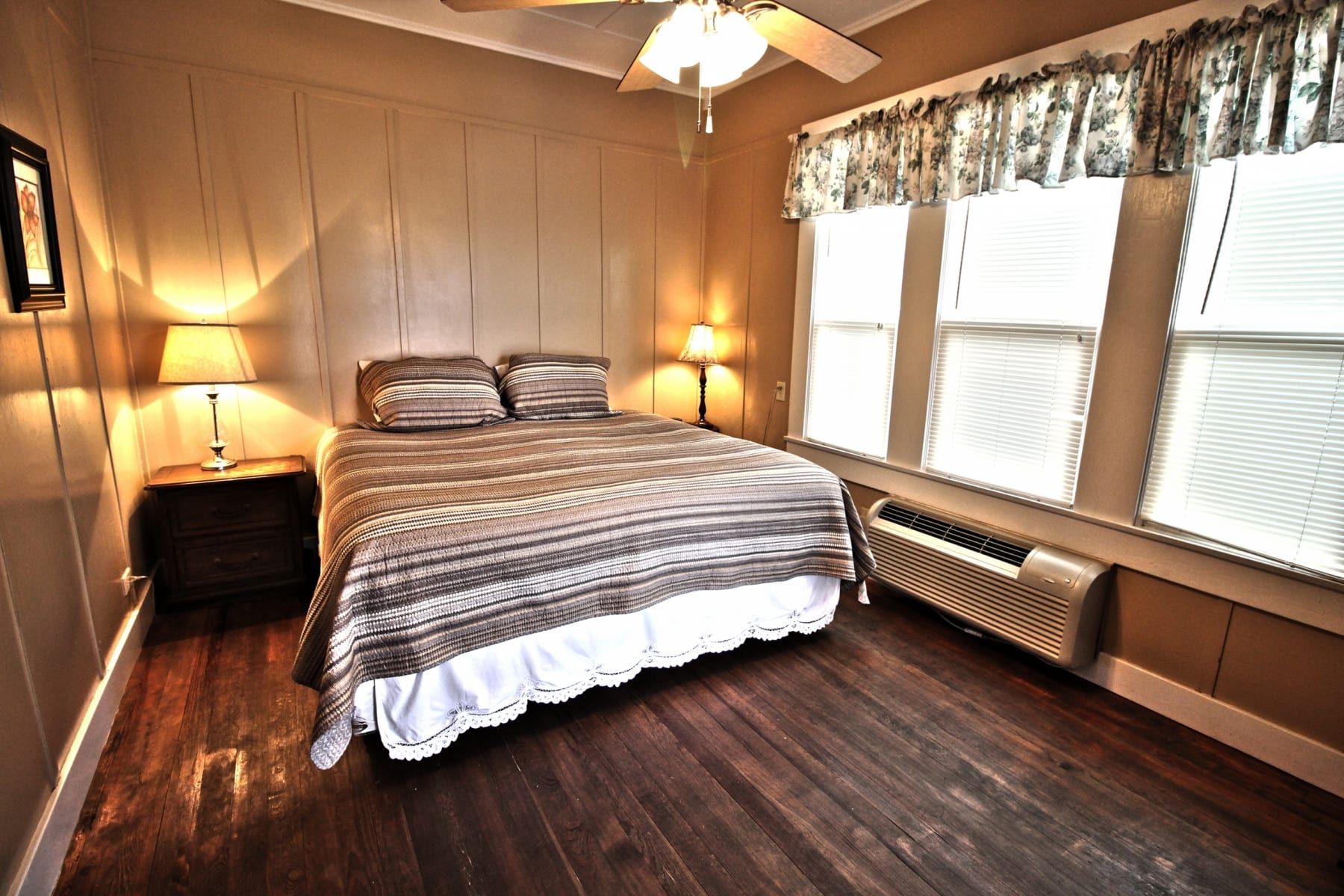 Peach Tree Inn & Suites - Fredericksburg - Schlafzimmer