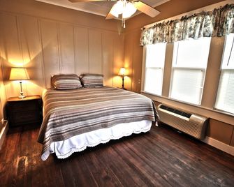 Peach Tree Inn & Suites - Fredericksburg - Ložnice