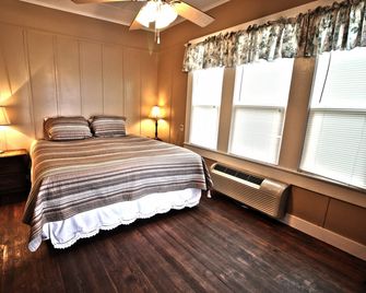 Peach Tree Inn & Suites - Fredericksburg - Schlafzimmer