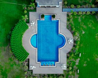 Umaid Farm Resort- A Legacy Vintage Stay In Jaipur - ג'איפור - בריכה