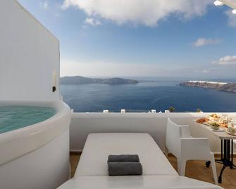 Above Blue Suites - אימרוויגלי - מרפסת