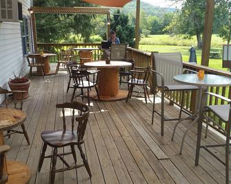 Coach Stop Motel - Wellsboro - Balcony