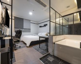 Anyang Hotel Fashion - Anyang - Bedroom