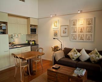 Taman Sari Luxury Private Pavilions - Pet Friendly Accomodation - Mapleton - Stue