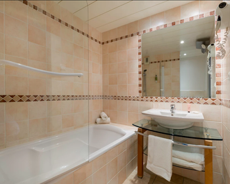 Logis Hôtel Restaurant Le Dauphin et Le Spa du Prieuré - Caen - Salle de bain