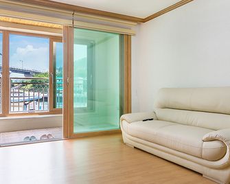 Tongyeong Tongyeong and Sea Pension - Tongyeong - Living room