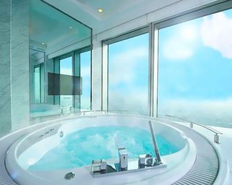 Osaka Marriott Miyako Hotel - Osaka - Pool