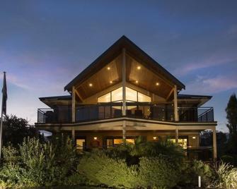Murray River Lodge Luxury Boutique Accommodation B&B - Mandurah - Building