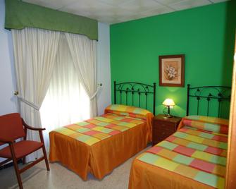 Hostal Los Claveles - Baena - Schlafzimmer