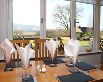 Three Wheat Heads - מורפת' - מסעדה